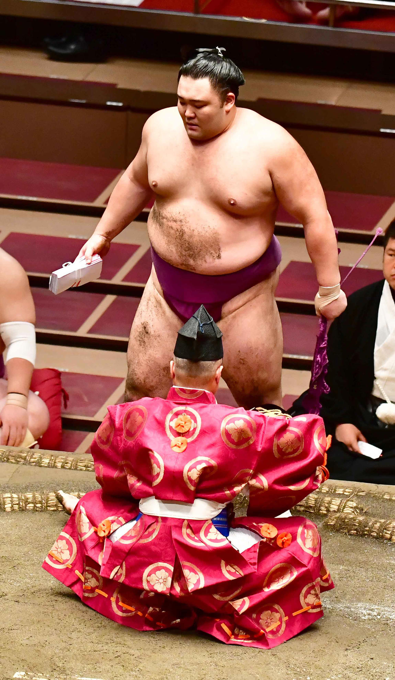 初日から5連勝を飾った朝乃山は懸賞を手に引き揚げる（撮影・小沢裕）