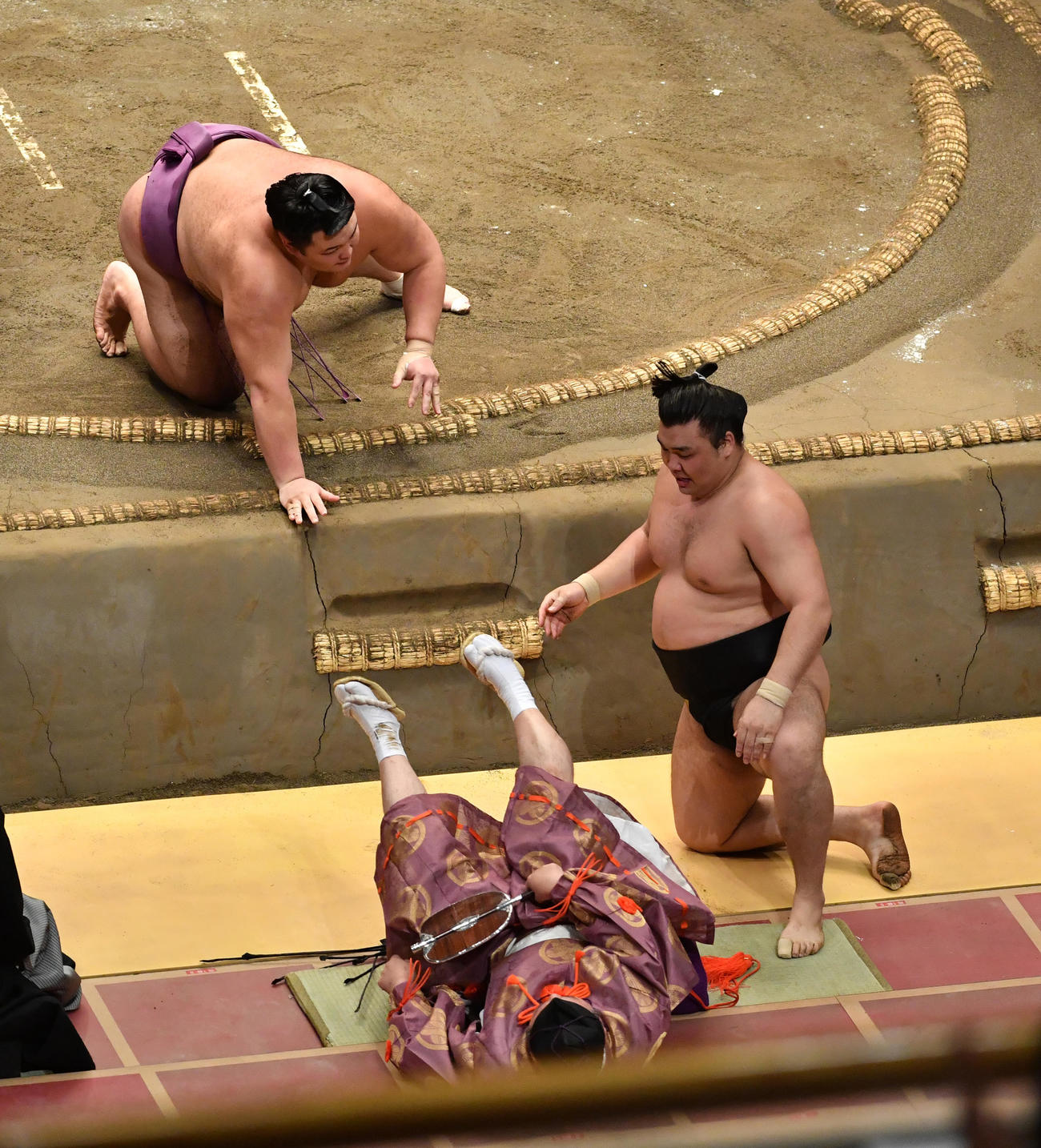 朝乃山（上）は霧馬山を寄り切りで破る。行司が霧馬山と激突し倒れる（撮影・柴田隆二）