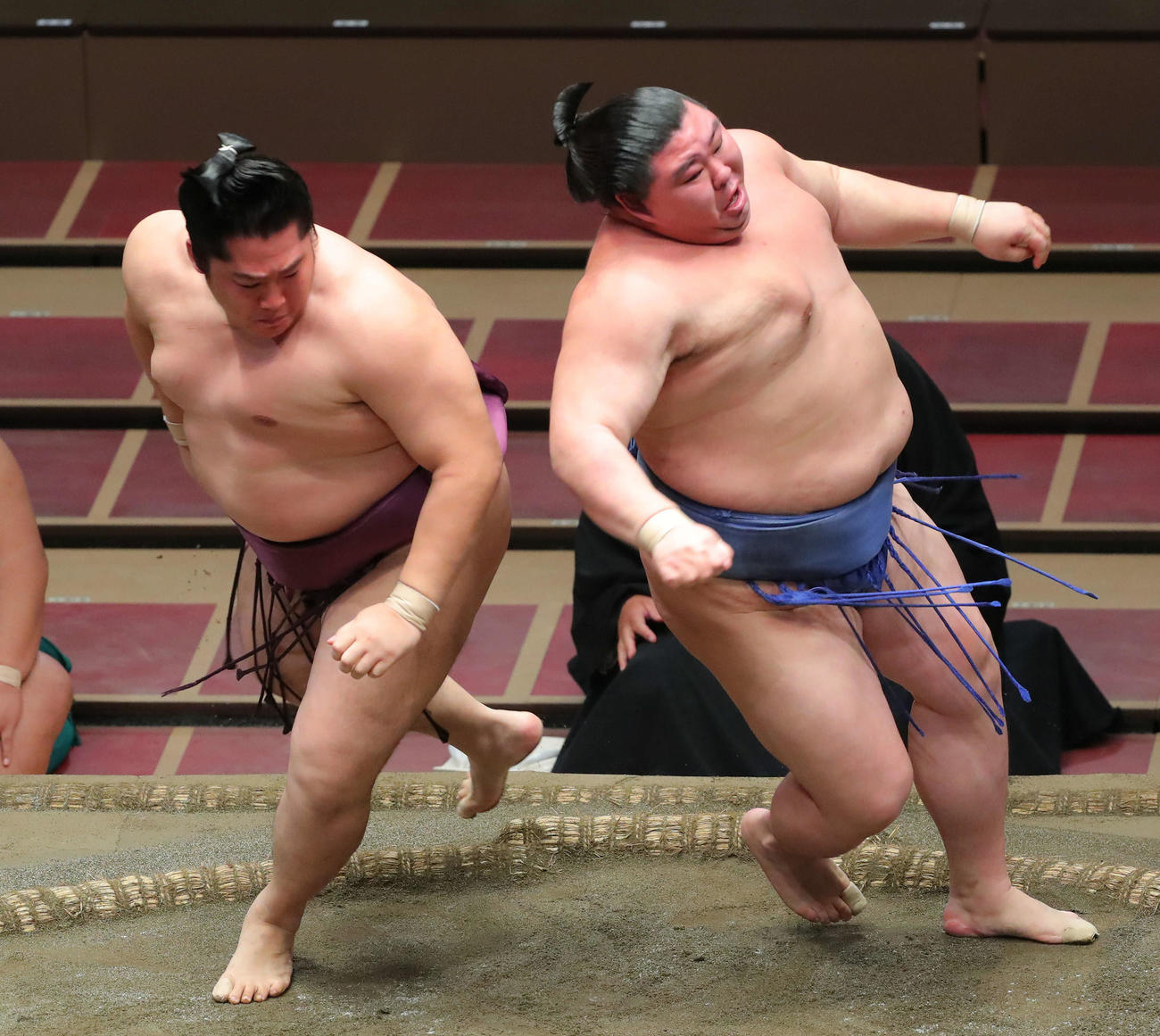 互いの背中が向かい合う遠藤（左）と正代（撮影・河田真司）