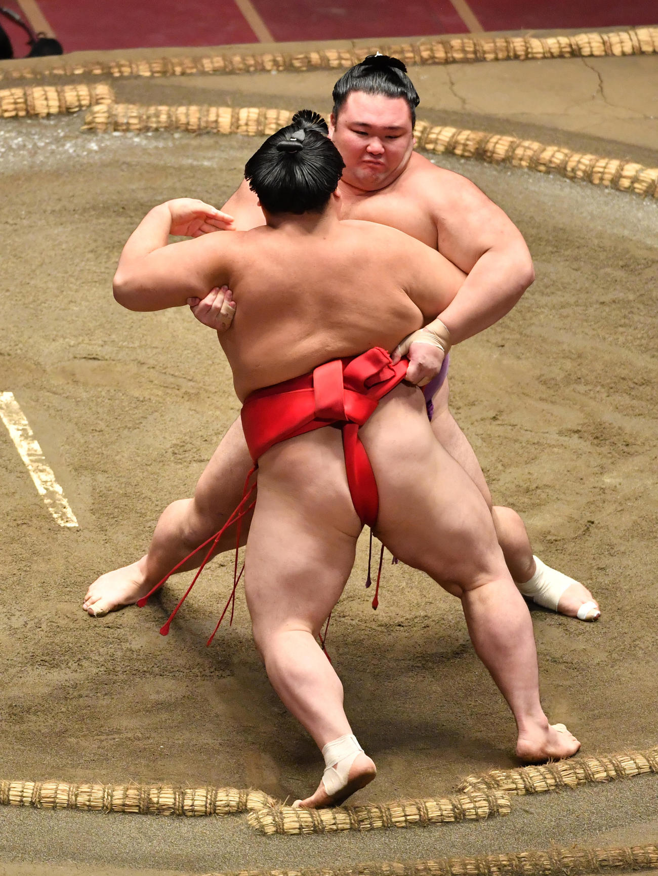 朝乃山（奥）は阿武咲を寄り切りで破る（撮影・柴田隆二）
