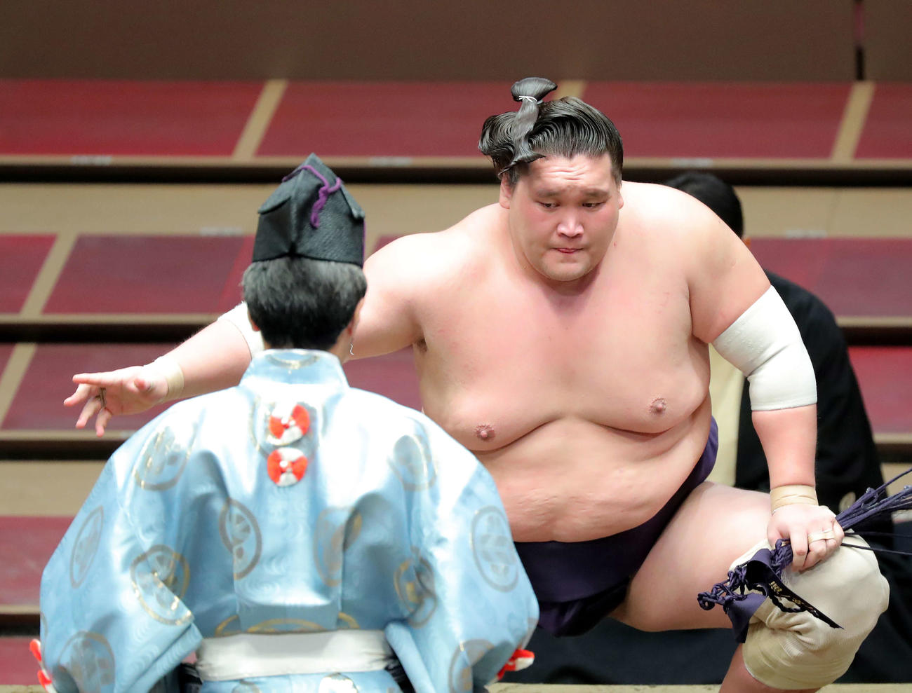 琴勝峰を破り勝ち名乗りを受ける照ノ富士（撮影・河田真司）