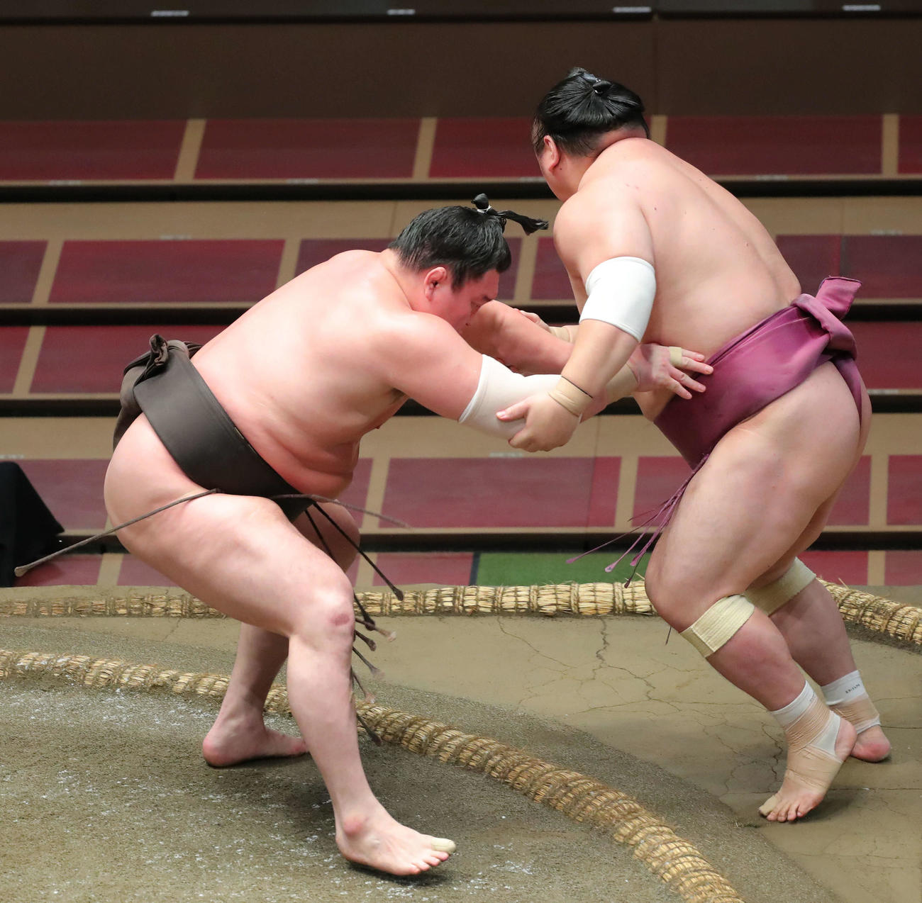 宝富士（右）を押し出しで下す白鵬（撮影・河田真司）