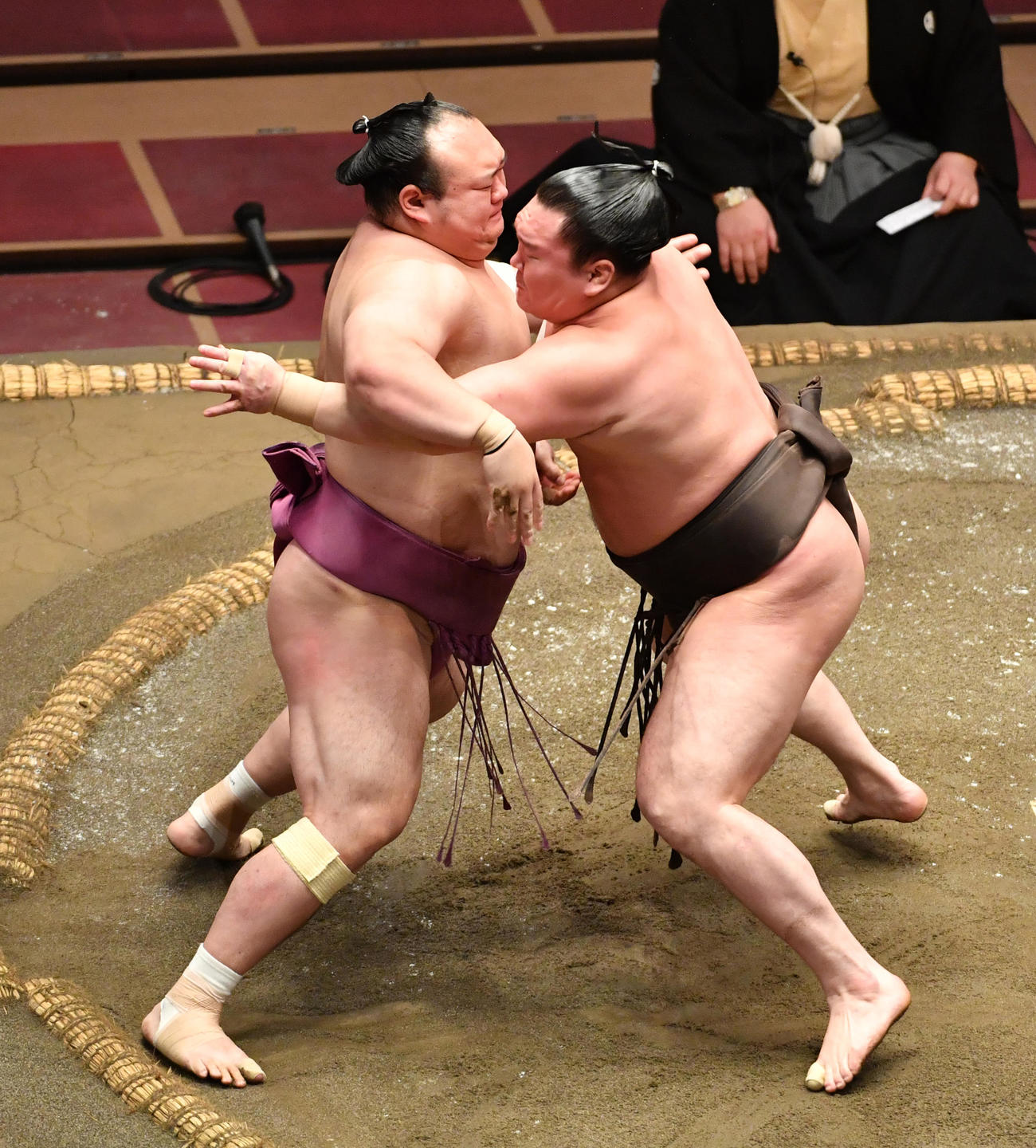 白鵬（右）は宝富士を押し出しで破る（撮影・柴田隆二）