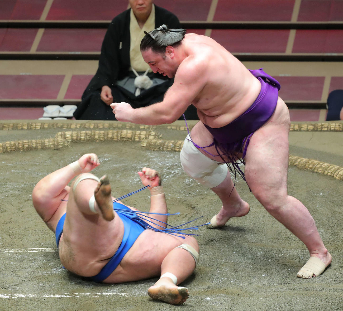 琴奨菊を上手投げで破る栃ノ心（撮影・河田真司）