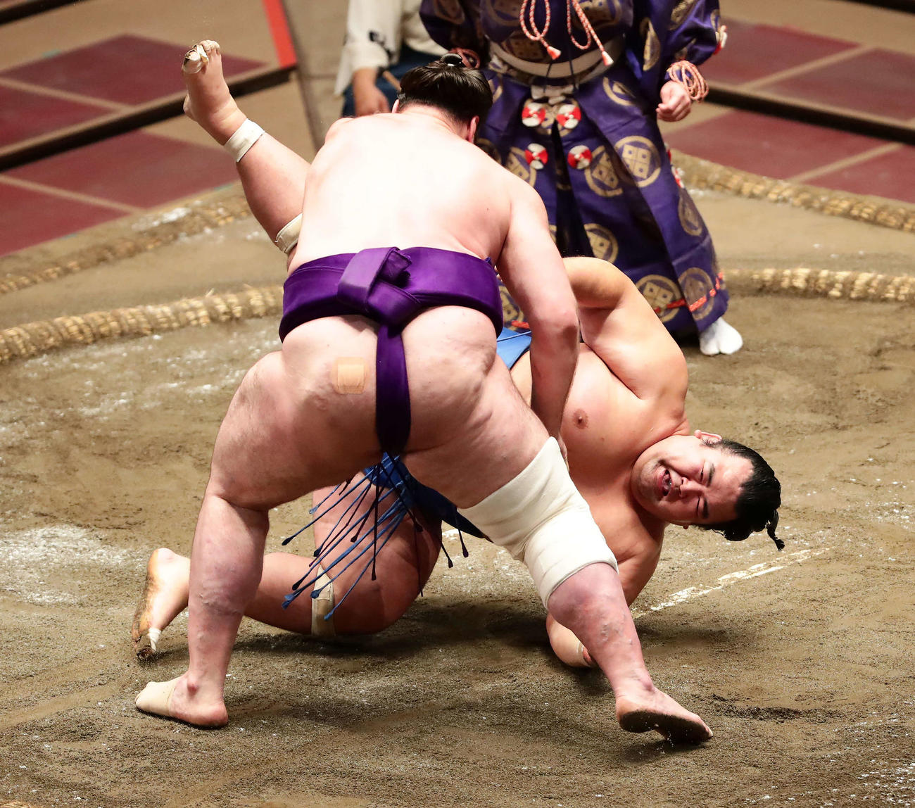 栃ノ心に上手投げで敗れた琴奨菊（奥）（撮影・丹羽敏通）