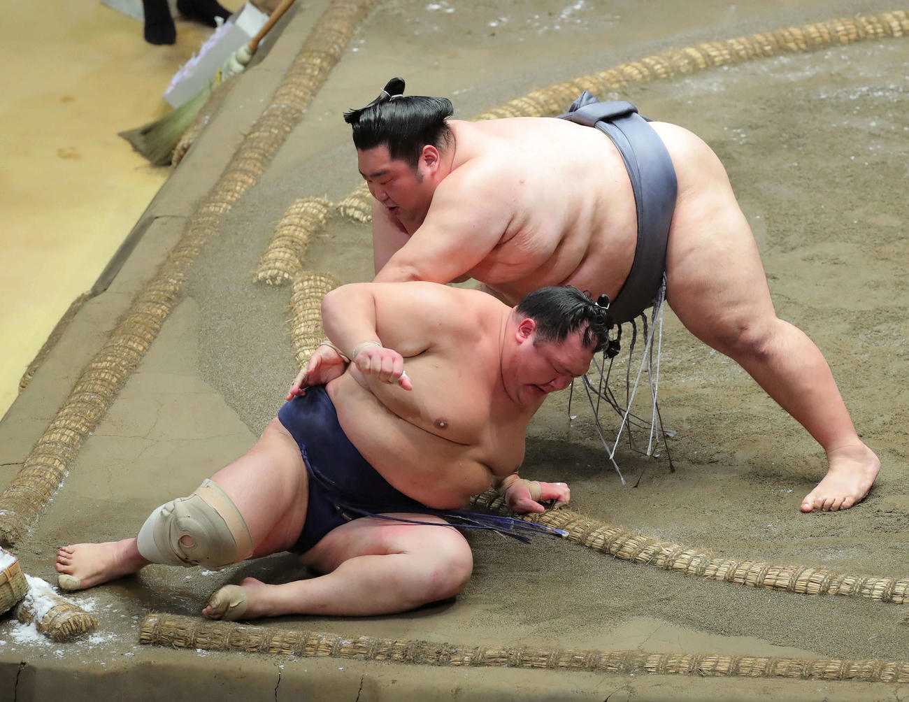 北勝富士（左）を突き落としで破る徳勝龍（撮影・河田真司）