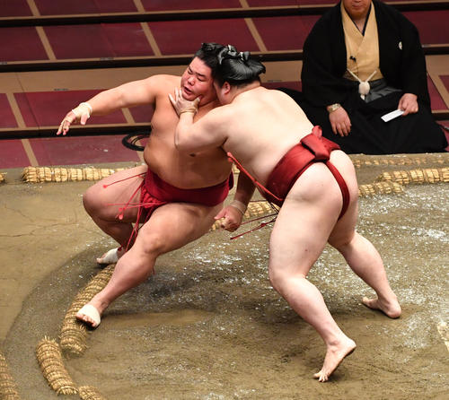 隆の勝（右）は大栄翔を押し倒しで破る（撮影・柴田隆二）
