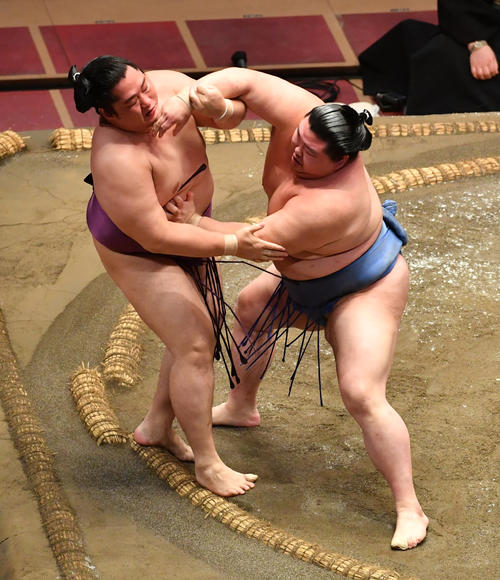 正代（右）は遠藤を押し出しで破る（撮影・柴田隆二）