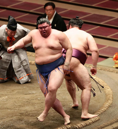 土俵際で体を入れ替えて残した正代（左）（撮影・丹羽敏通）