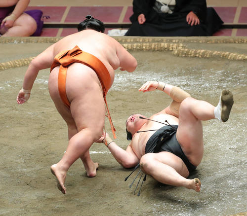 隠岐の海（右）を突き落としで破る御嶽海（撮影・河田真司）