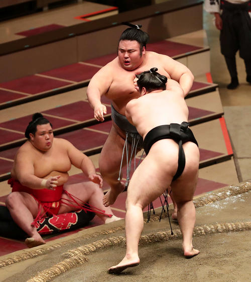 霧馬山に寄り切りで敗れた貴景勝（奥）（撮影・丹羽敏通）