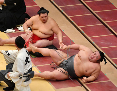 貴景勝は霧馬山の寄り切りに敗れる。左は阿武咲（撮影・柴田隆二）