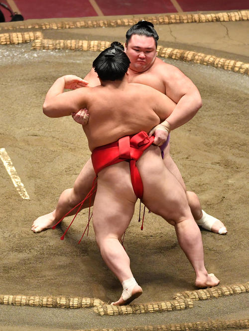 朝乃山（奥）は阿武咲を寄り切りで破る（撮影・柴田隆二）