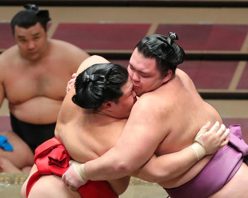 阿武咲（中央）を攻める朝乃山（右）を見つめる霧馬山（左）（撮影・河田真司）　