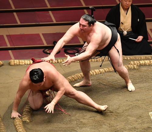 竜電（右）は阿炎を突き落としで破る（撮影・柴田隆二）