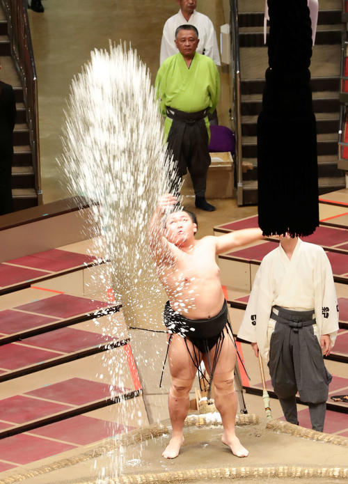 豪快に塩をまく照強（撮影・丹羽敏通）