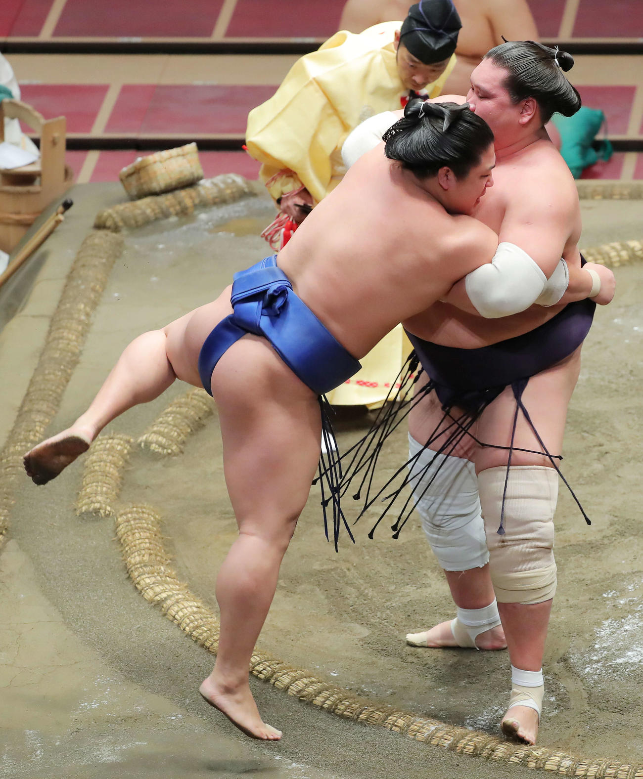 若隆景（左）を極め出しで破る照ノ富士（撮影・河田真司）