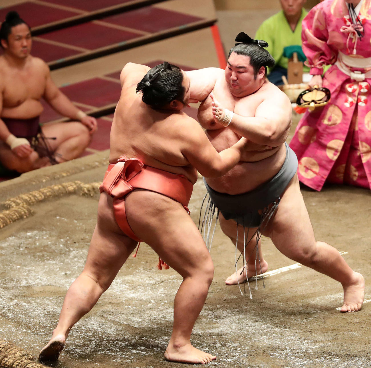 千代大龍（左）を突き出しで破った徳勝龍（撮影・丹羽敏通）