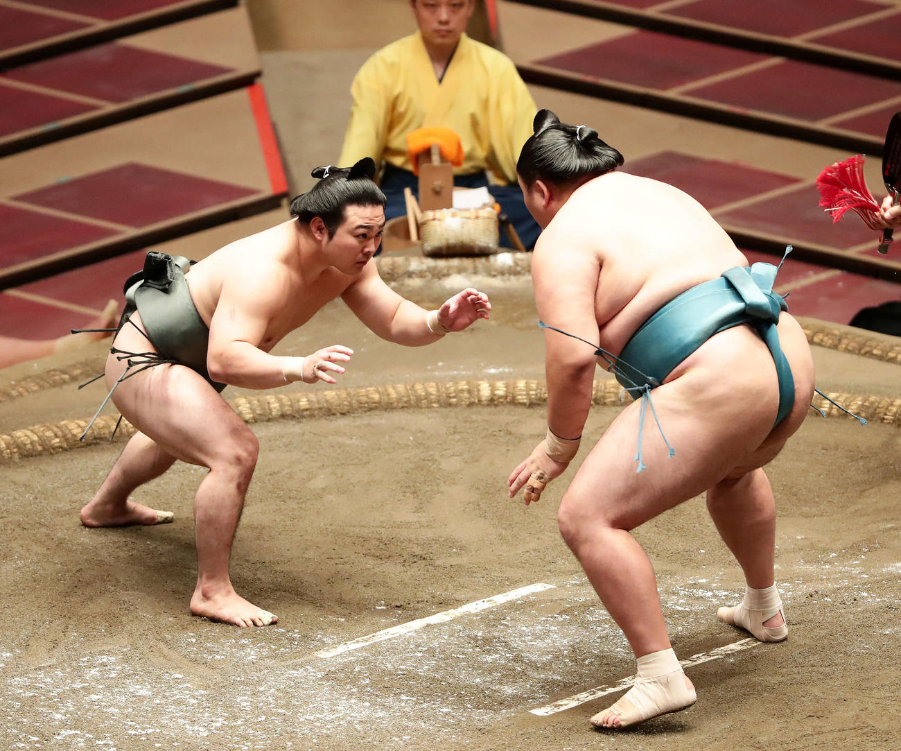 炎鵬の立ち会い（撮影・丹羽敏通）