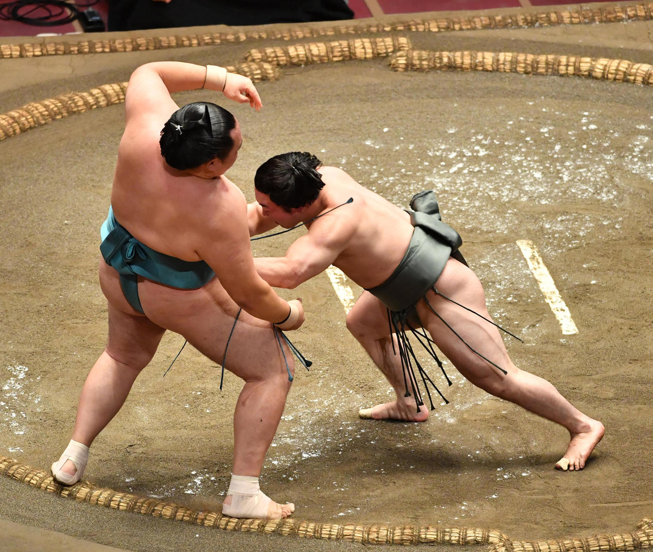 炎鵬（右）は玉鷲を寄り切りで破る（撮影・柴田隆二）