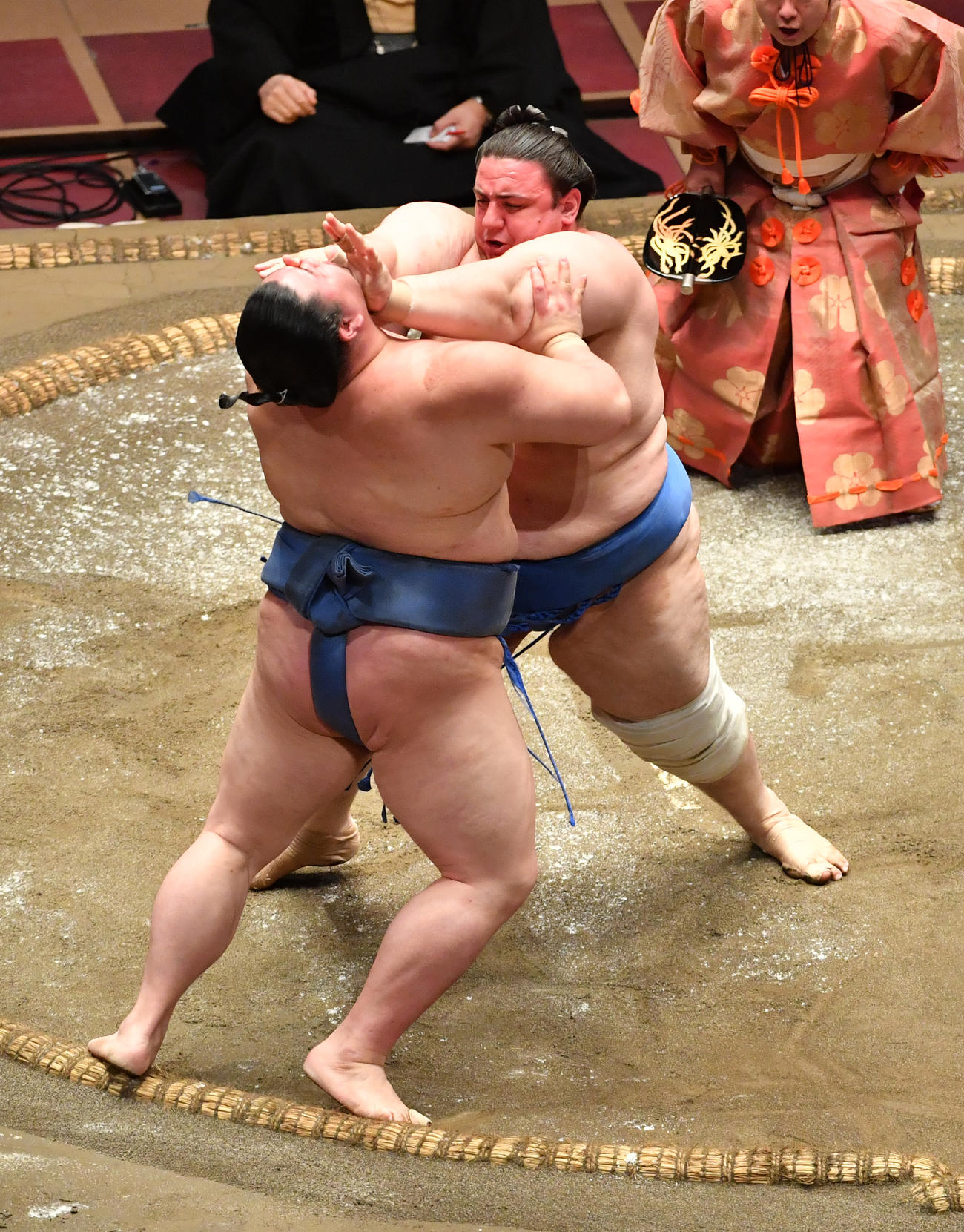 正代（手前）は碧山に土俵際まで追い詰められる（撮影・柴田隆二）