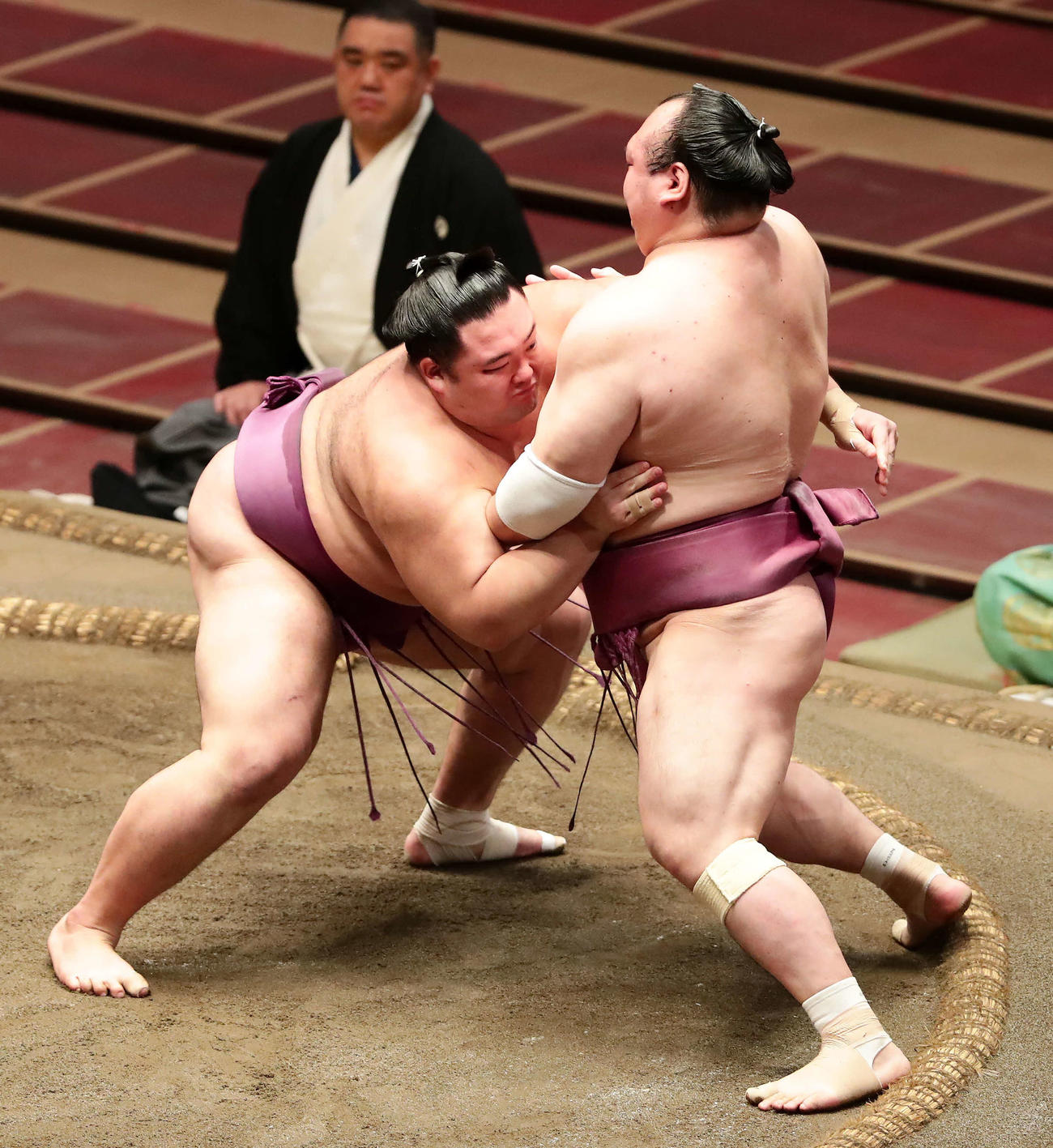 宝富士（右）を寄り切りで破った朝乃山（撮影・丹羽敏通）