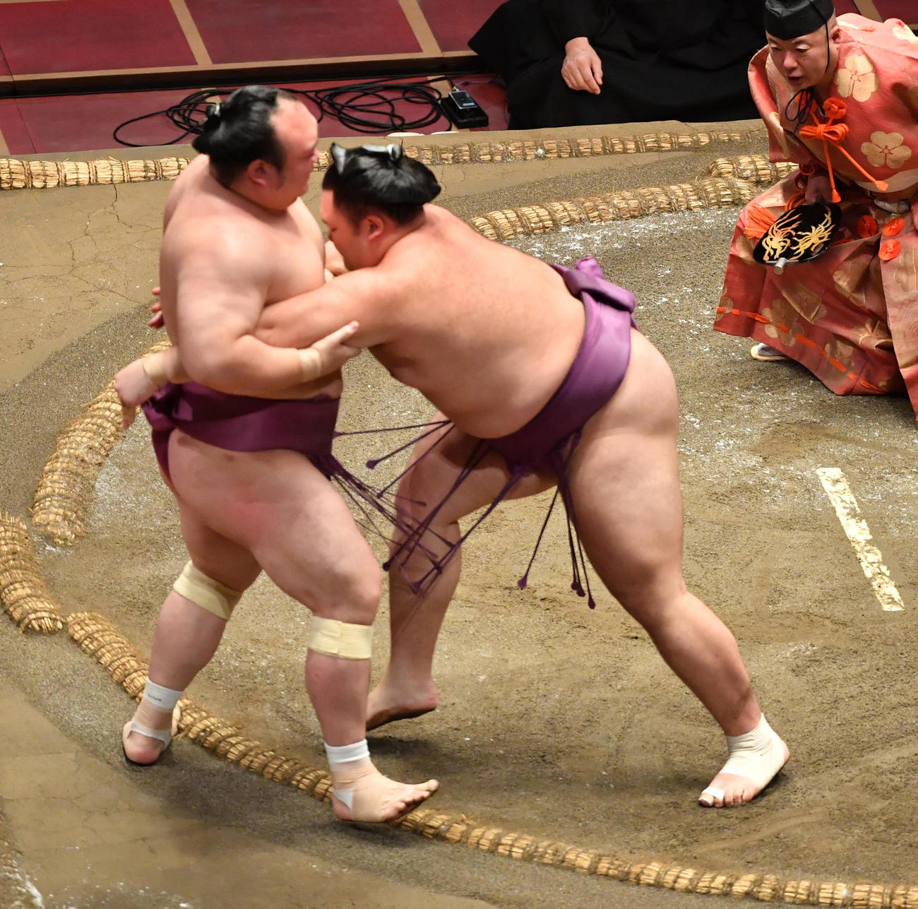 朝乃山（右）は宝富士を寄り切りで破る（撮影・柴田隆二）