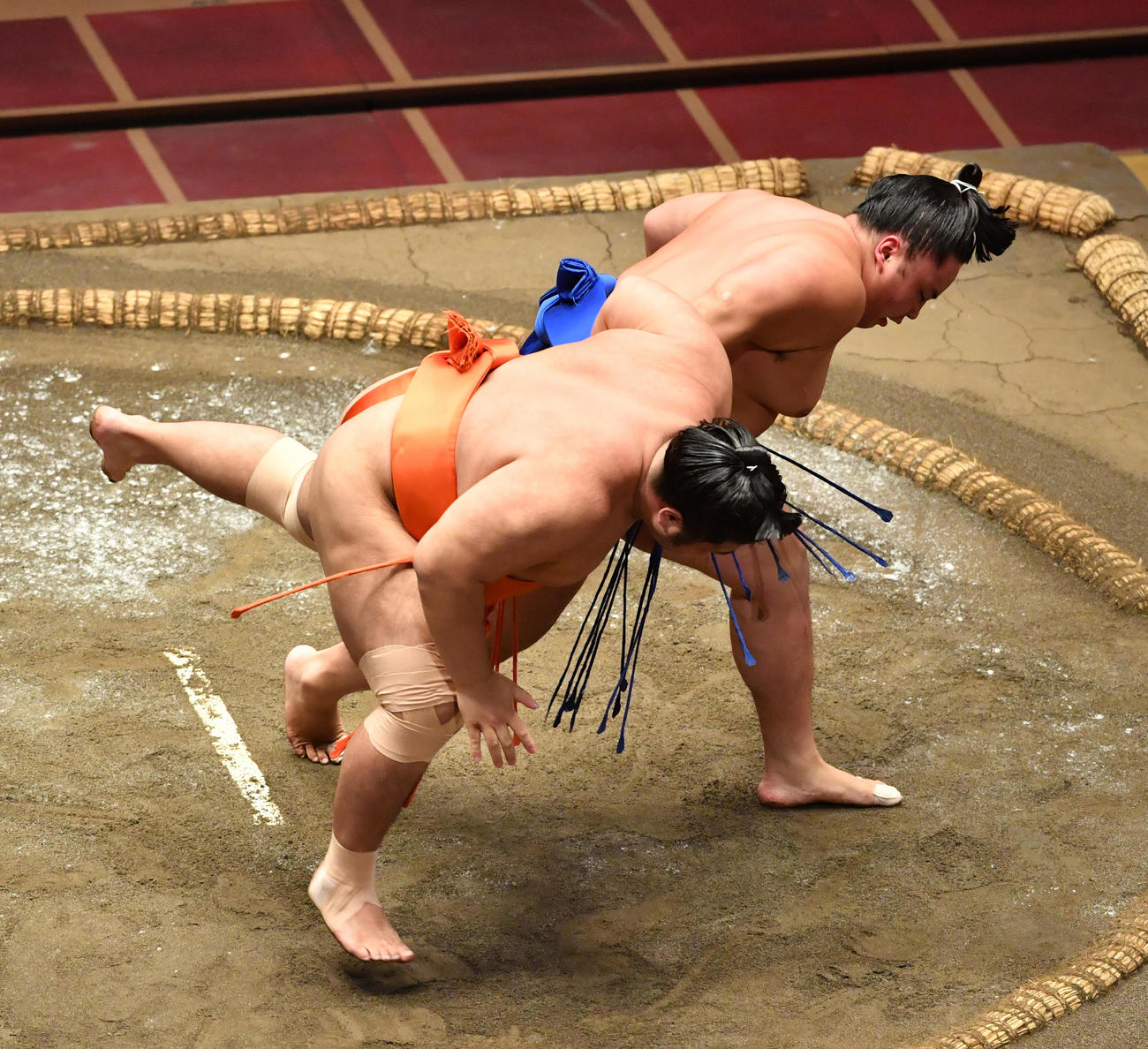 琴勝峰（右）は志摩ノ海を下手投げで破る（撮影・柴田隆二）