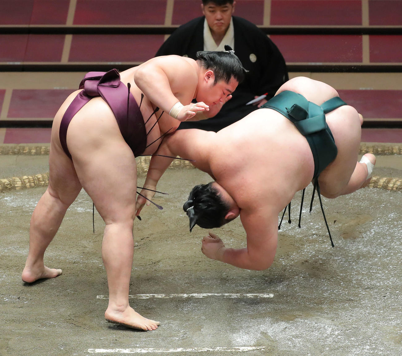 豊山（右）をはたき込みで破る遠藤（撮影・河田真司）
