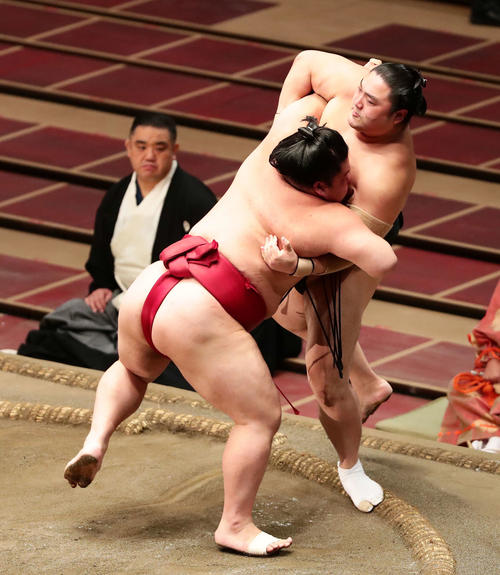 隠岐の海（右）を破った大栄翔（撮影・丹羽敏通）