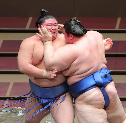 碧山（右）の攻めに耐える正代（撮影・河田真司）