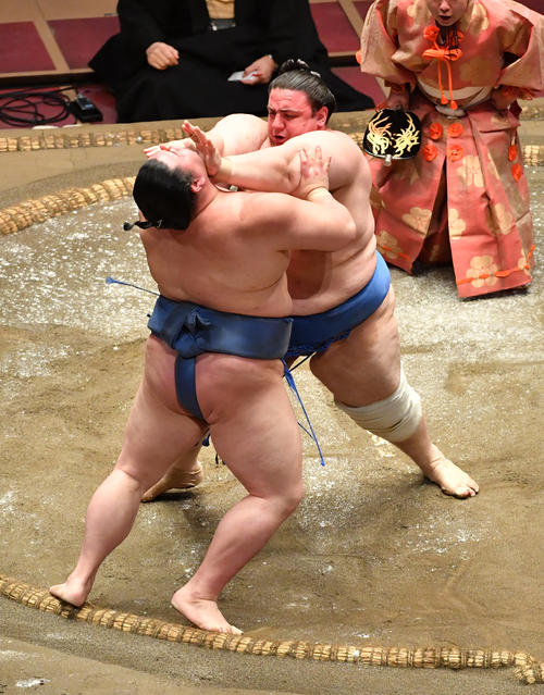 正代（手前）は碧山に土俵際まで追い詰められる（撮影・柴田隆二）