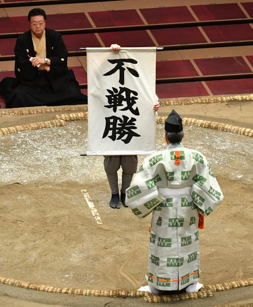 阿炎の休場で御嶽海が不戦勝になる（撮影・柴田隆二）