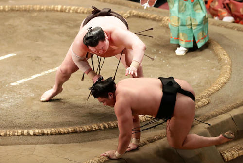 霧馬山（手前）を一気に寄り切った白鵬（撮影・丹羽敏通）
