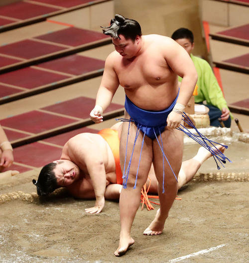 志摩ノ海（奥）を下手出し投げで破った琴勝峰（撮影・丹羽敏通）