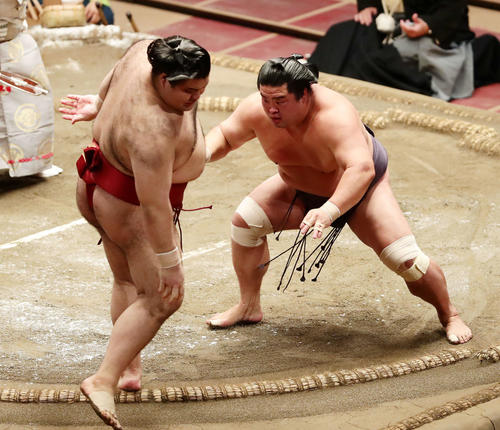 高安（左）を破った妙義龍（撮影・丹羽敏通）