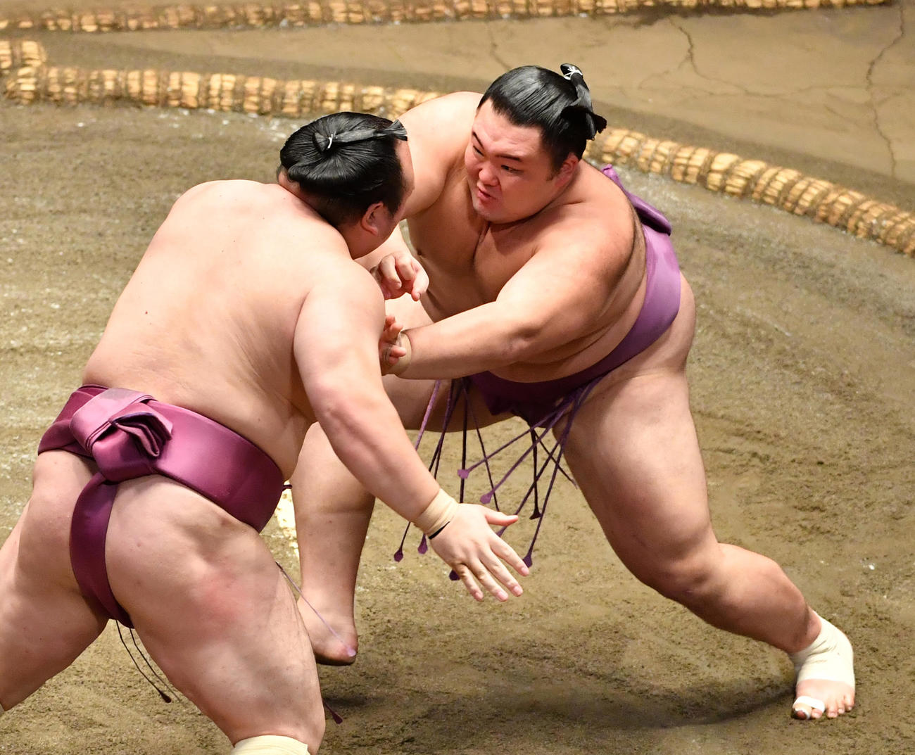 宝富士（左）を気合の入った表情で攻める朝乃山（撮影・柴田隆二）