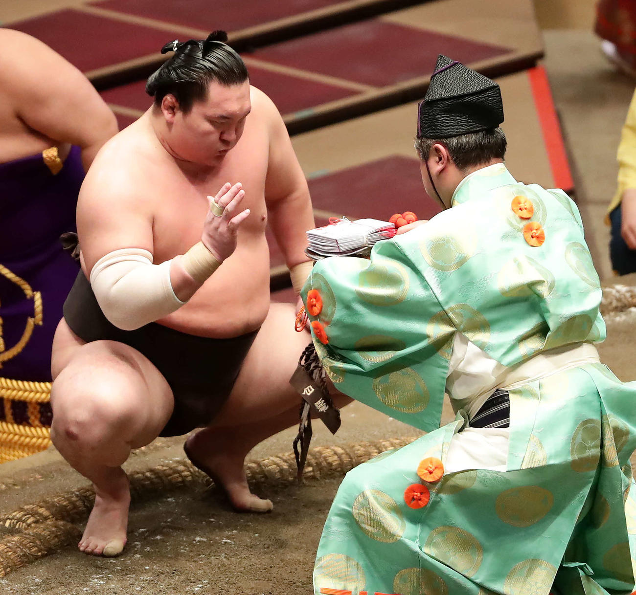 勝ち名乗りを受ける白鵬（撮影・丹羽敏通）