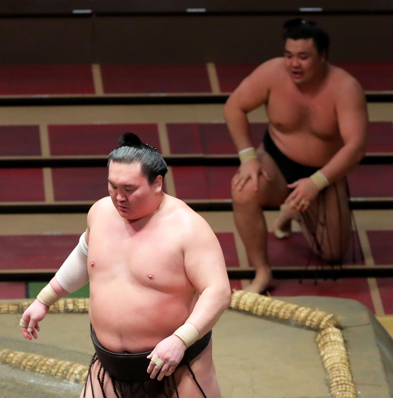 霧馬山（右）を寄り切りで下す白鵬（撮影・河田真司）