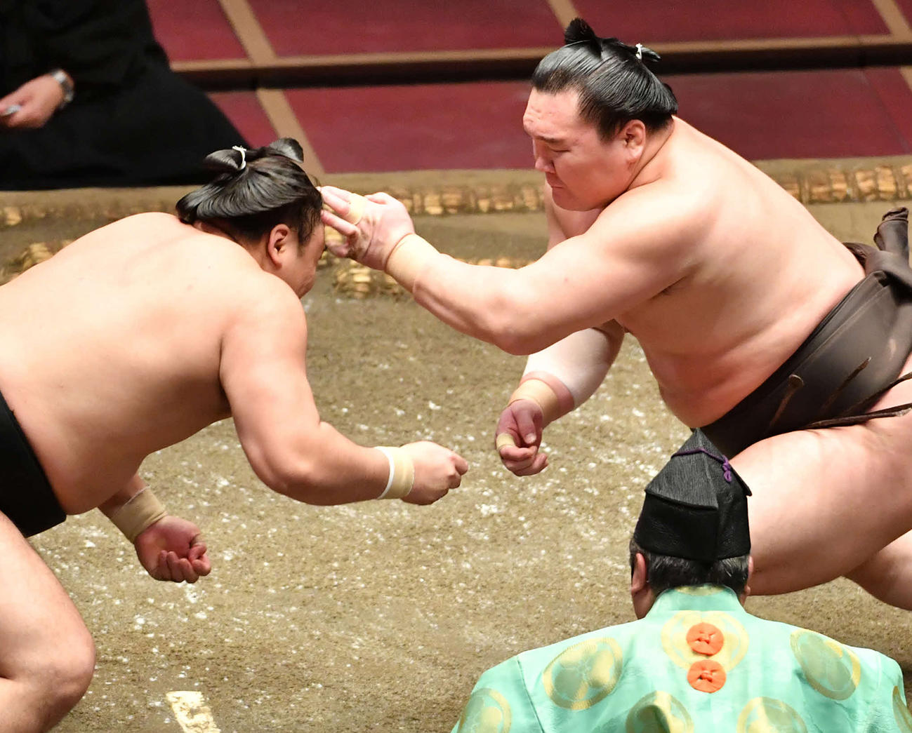 白鵬（右）は立ち合いで霧馬山に張り手を見舞う（撮影・柴田隆二）