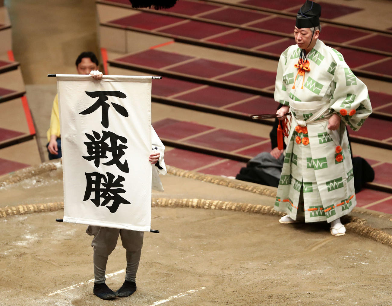 阿炎休場で御嶽海の不戦勝（撮影・丹羽敏通）