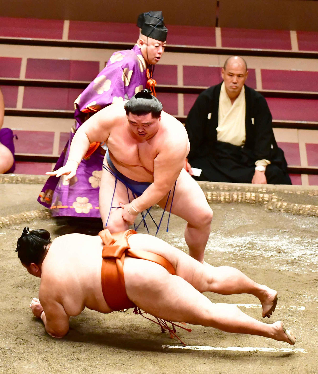 正代は御嶽海（手前）を突き落としで下す（撮影・小沢裕）