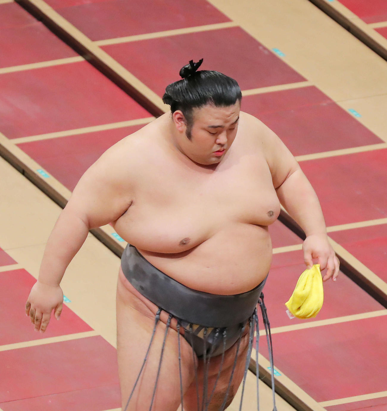 北勝富士に敗れ土俵から引き揚げる貴景勝（撮影・河田真司）
