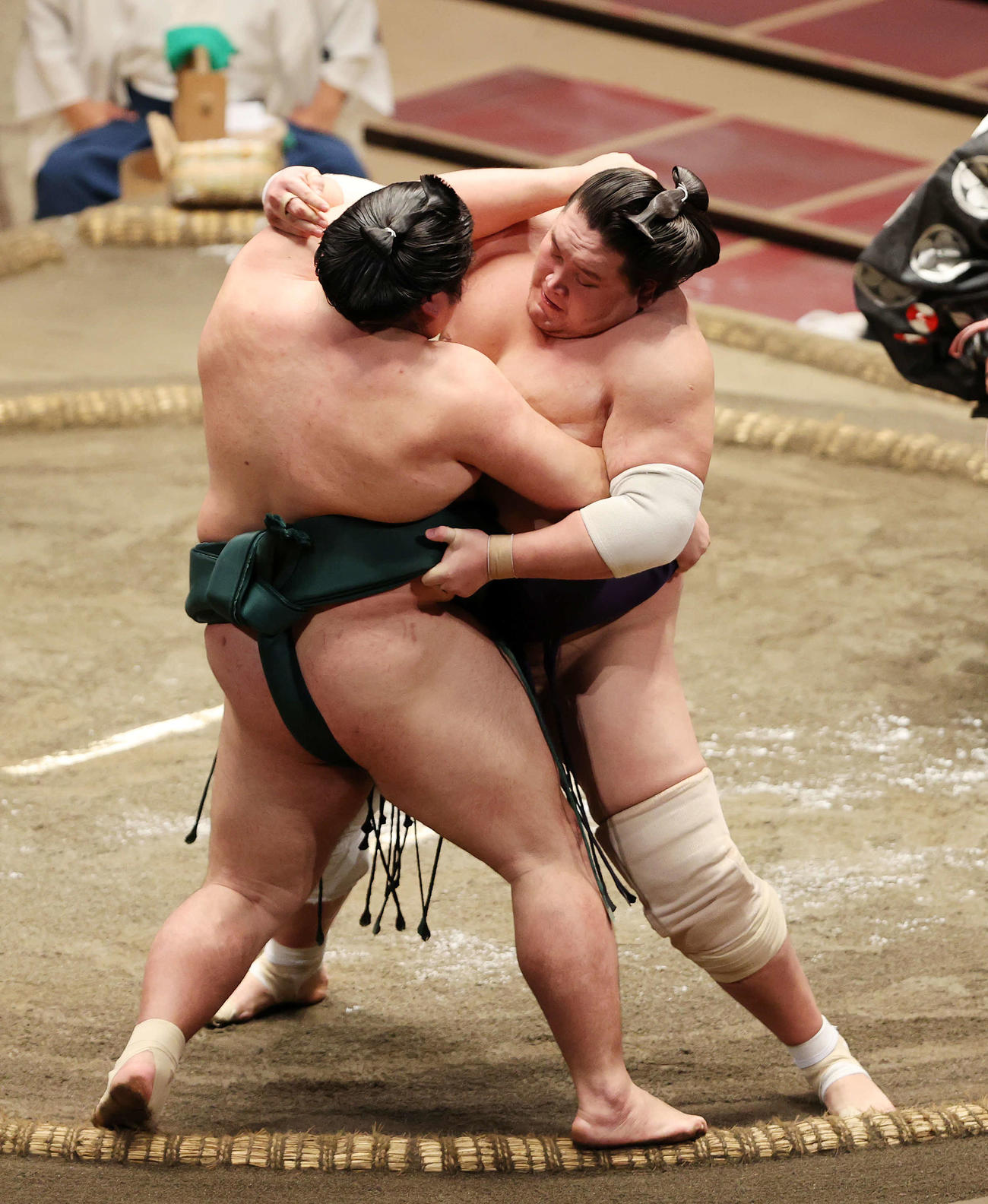錦木（左）を寄り切りで破る照ノ富士（撮影・鈴木正人）
