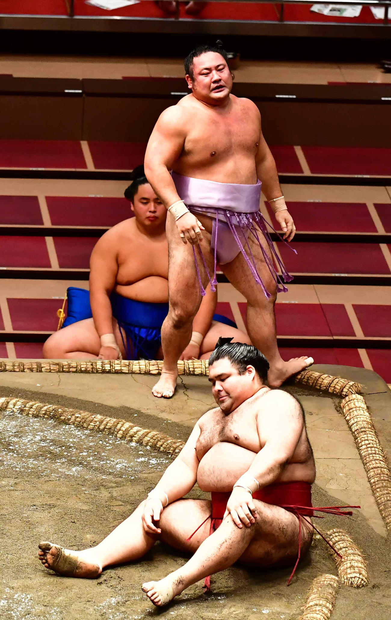 琴恵光に上手投げで破れ、土俵に座り込む高安（撮影・小沢裕）