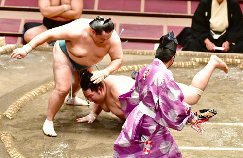 玉鷲（左）ははたき込みで徳勝龍を下す（撮影・小沢裕）