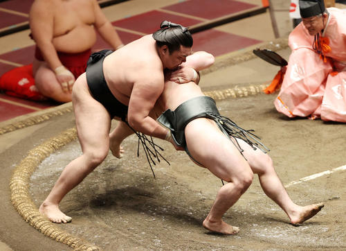 霧馬山の猛攻を必死に耐える炎鵬（撮影・鈴木正人）