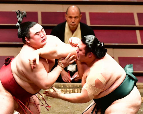 豊山（右）の突き押しをこらえる隆の勝（撮影・小沢裕）