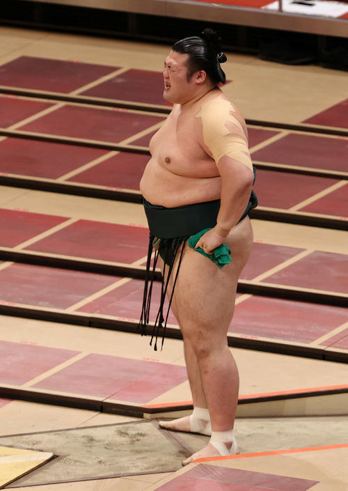 隆の勝に寄り切りで敗れ悔しそうな表情を見せる豊山（撮影・鈴木正人）