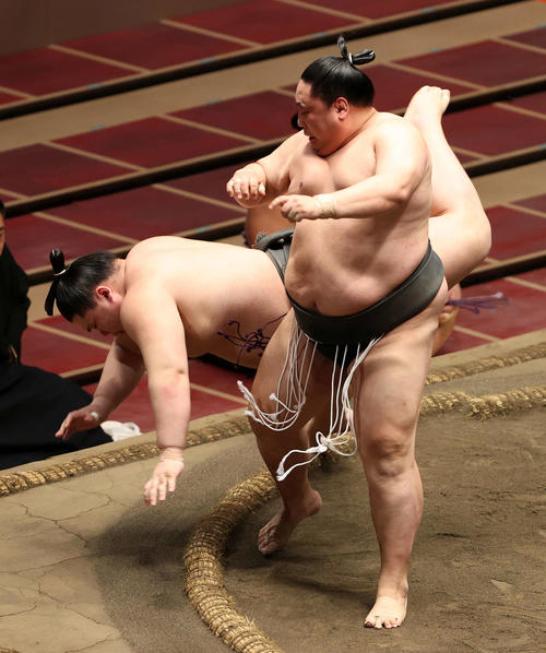 魁（手前）に上手投げで敗れる納谷（撮影・鈴木正人）
